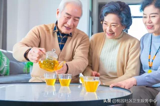 啤酒＋海鲜＝痛风套餐？真相来了！四招解决尿酸居高不下