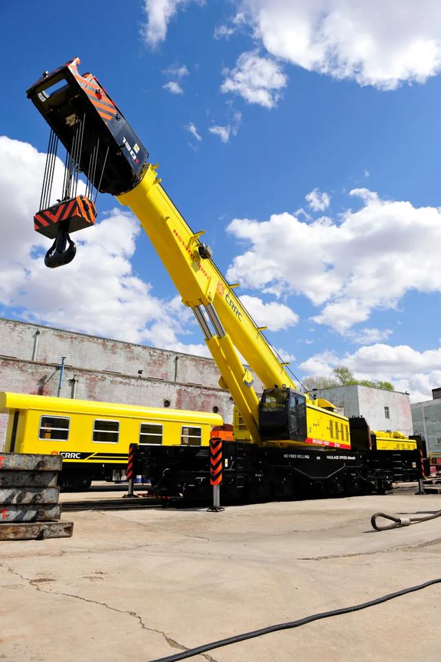 齐车公司首次出口具备桥梁救援能力铁路起重机