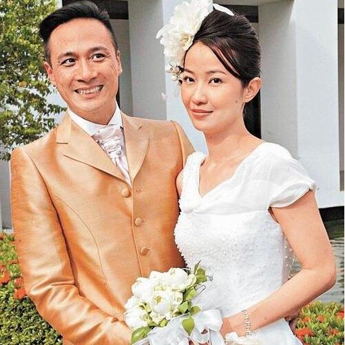 吴镇宇老婆:吴镇宇老婆虽然长相有点普通，但平时打扮的很有气质，素颜也不丑