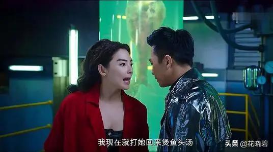 李柄熹为张雨绮在沙漠放烟花，贴心捂住耳朵，女友感动的眼眶湿润