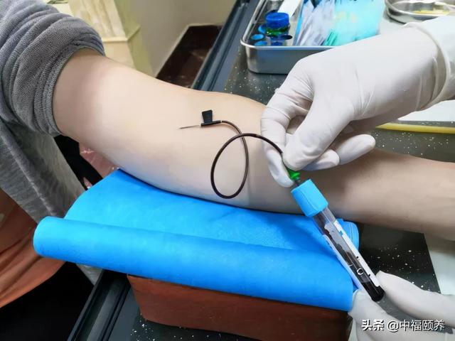 空腹抽血前可不可以喝水吃药？