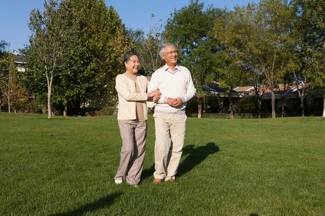 人老了少吃点，活得更久？给你3个实用小建议，有助于长寿