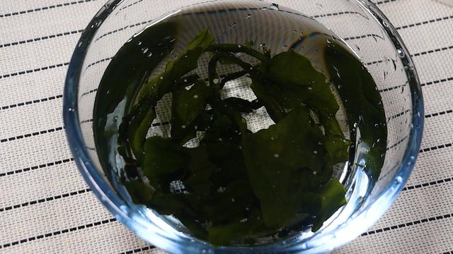 宝宝光吃不长个，这样做补钙又补锌，比牛奶补钙，比火腿肠还好吃