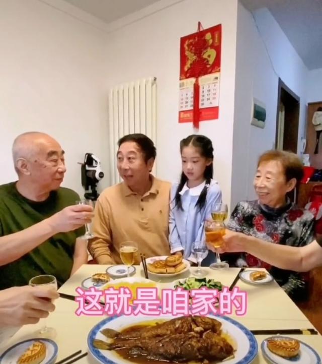 冯巩回家过中秋，家里装修简单朴素，外孙女罕出镜与其长相相似