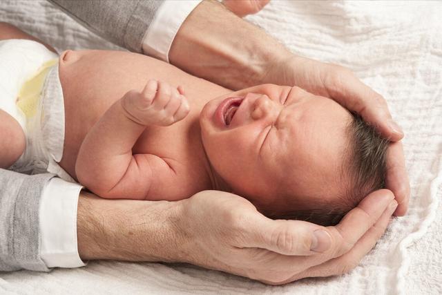 新生儿按需喂养≠按哭喂养，要不要喂，“先读再看后探”才是正解