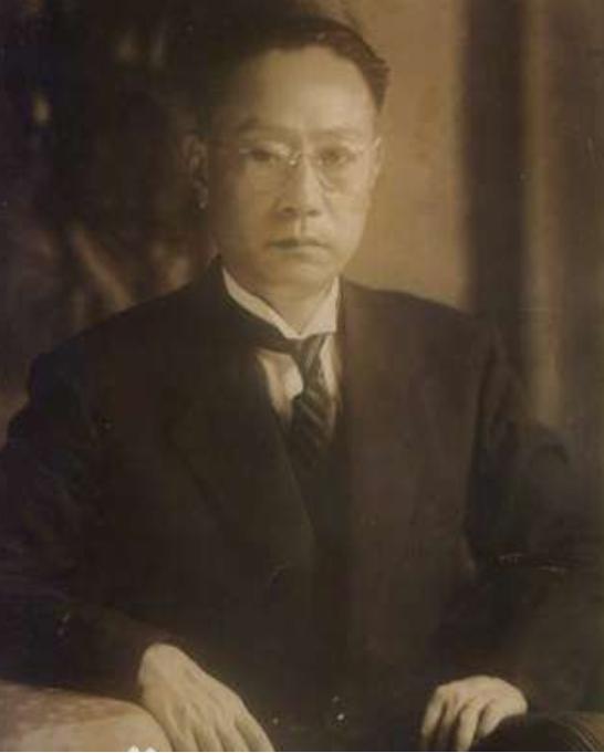 汉奸周佛海一生叛变三次，还经常寻花问柳，最终横死在老虎桥监狱