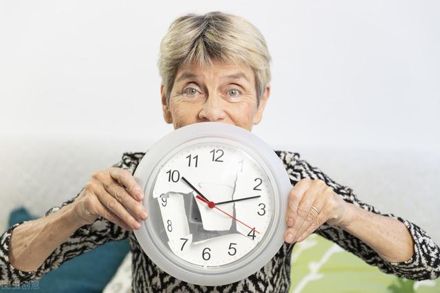 老年人总在凌晨三四点醒来，会影响健康吗？做好4点或可睡得更香