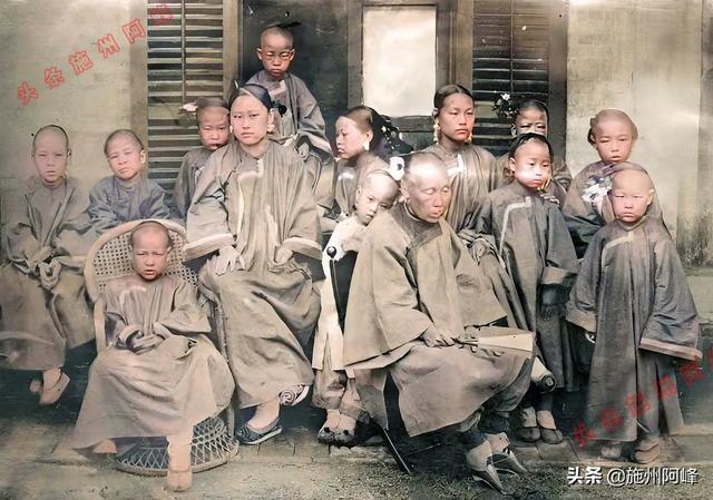 老照片：清朝时期的女子学校，学校里面全是女学生