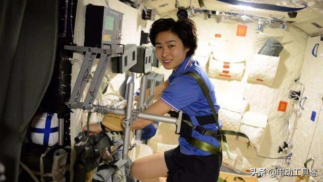 王亚平8年后再出征，5岁女儿送行，打破返回地球禁止生孩子的谣言