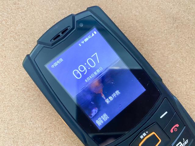 防欺詐玩微信刷抖音，不怕摔不怕水，這款手機特適合老人？