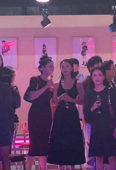 41岁高圆圆出席晚会被拍，生图惊艳气质超群，和旁边好友喝酒热聊