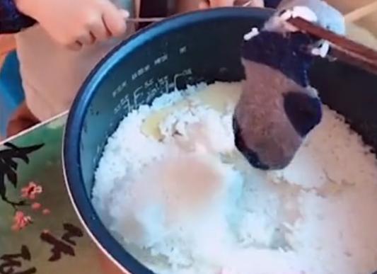 江苏一孩子把袜子放蒸好的米饭里，爸爸看到后哭笑不得：含泪吃了