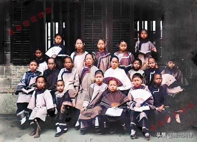 老照片：清朝时期的女子学校，学校里面全是女学生