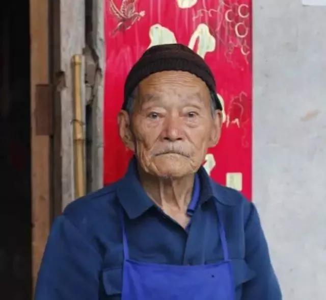 94歲老農被村民嘲笑 回家拿出一破箱子 領導驚呼 您是特等功臣 Kks資訊網