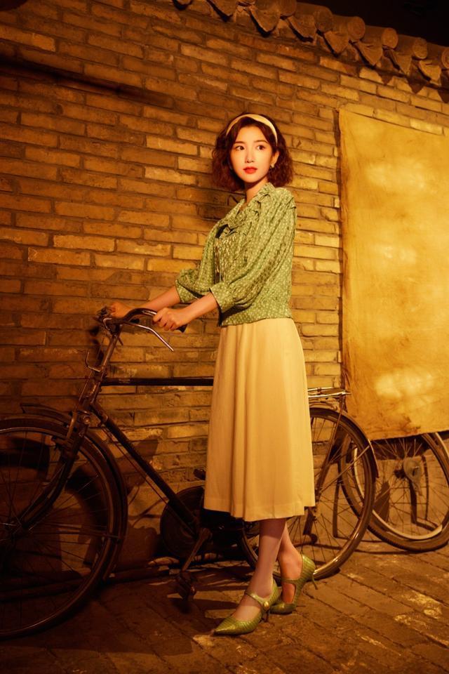 毛晓彤80年代打扮好惊艳 穿花衬衫扮摩登女郎 戏里戏外都洋气 太阳信息网