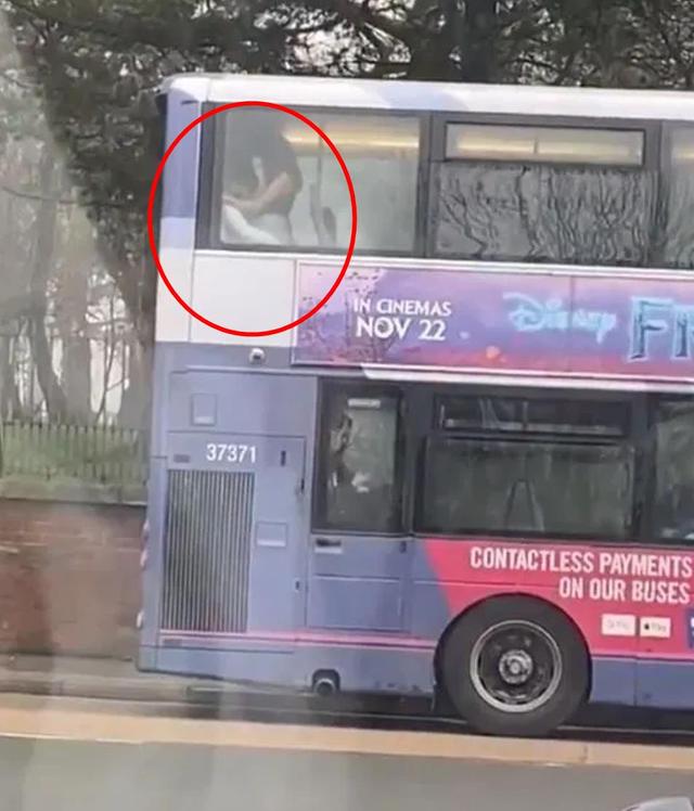 英国一对情侣被发现在公交车上发生关系，路人怒拍下斥责