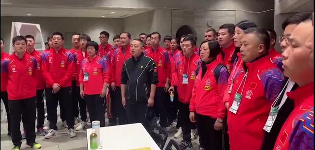 团队精神！国乒女队夺世界杯男队场外高唱国歌 外籍体能师也不例外