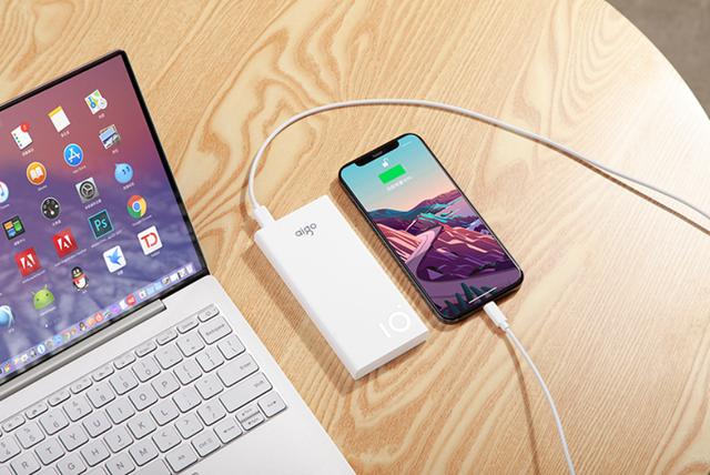 口袋里的减负能手：aigo移动电源 C10P轻薄简约 双向快充