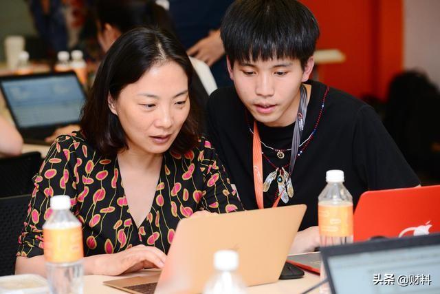 从前台小妹到阿里总裁，童文红跟马云干了21年，如今怎么样了？