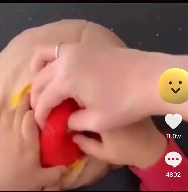 儿子四岁生日，妈妈用橡皮泥模拟剖腹产，网友直呼“太硬核”