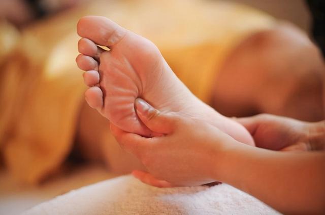 足疗可以缓解鼻炎吗？平时按摩这5个穴位，有效缓解治疗鼻炎