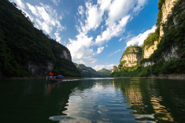 贵州施秉上舞阳河人在船上坐船在画中游