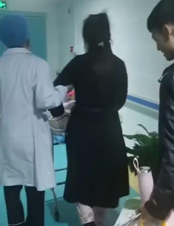湖南一女子15分钟生完孩子，从容走出产房自己穿鞋，家人都看懵了