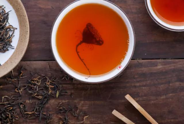 长期喝茶的人与喝白开水的人相比，哪种更健康？早了解早受益