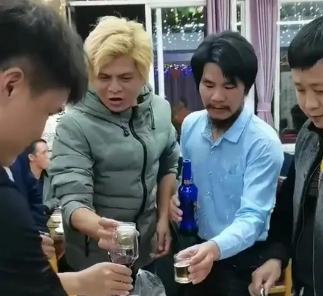 周某出狱后当网红捞金，花费100万开烧烤店，菜品全用电瓶命名