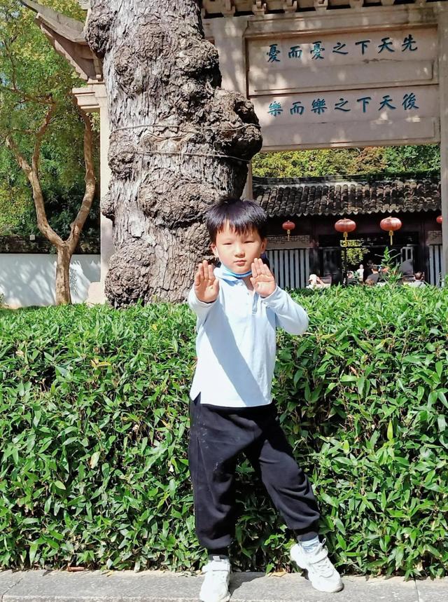 带宝宝爬天平山