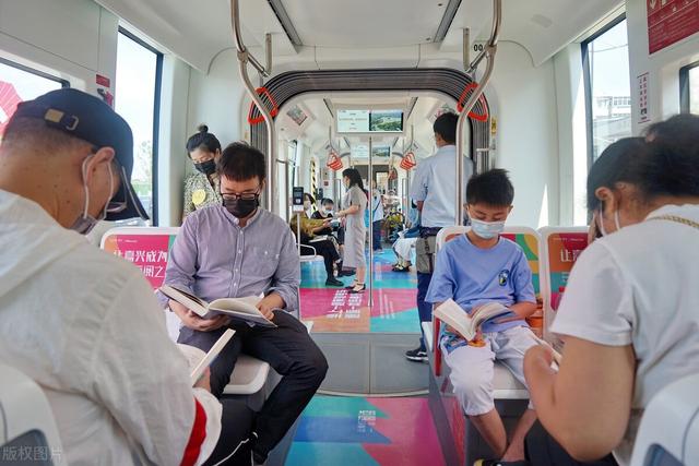 小区级综合托育、家长互帮互助是未来解决童年成长焦虑的最好办法