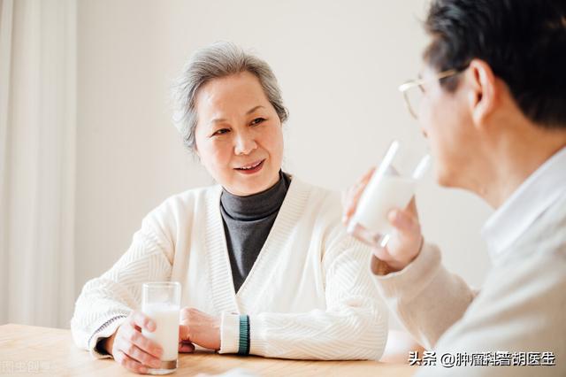 27歲女孩一摔就骨折，老年人常見的骨質疏松癥為何發生在她身上？