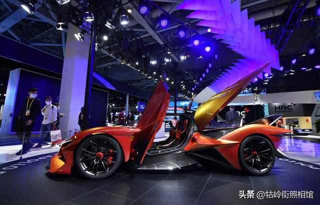 探访第四届进博会汽车馆 新能源成主流 畅想未来出行