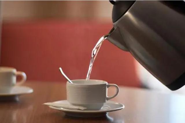 晨起后喝一杯温水，等于喝细菌？或许很多人理解错了，不妨看一下