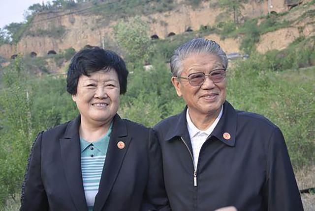 博古简历:博古牺牲后，次女由后妈抚养，长大从事医学研究，丈夫官至副国级