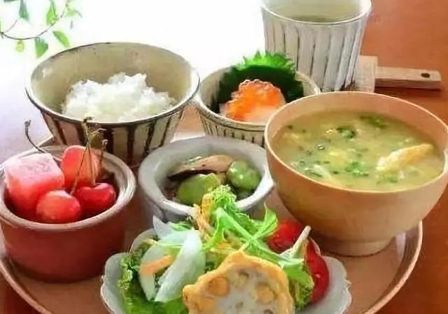 学生进入“变声期”，避免长大后变成公鸭嗓，家长就要注意这4点