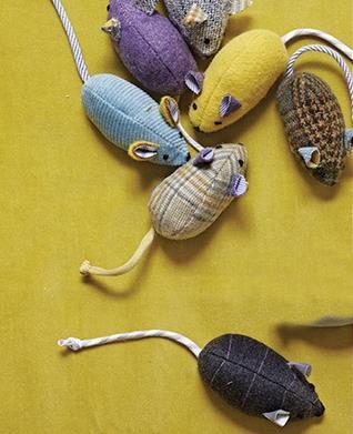 手工布艺小老鼠(废旧布料手工制作玩偶简单)