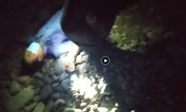 河道施工民警阻止冲突遭十多人围攻受伤倒地，知情者称被从脑后打昏，对方戴口罩头盔，有视频为证