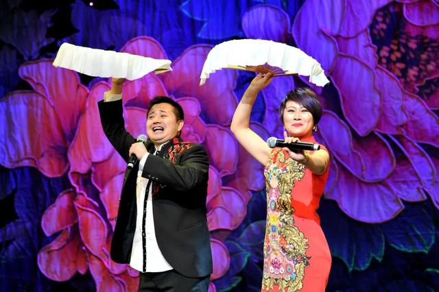 闫光明,赵海燕表演传统二人转《大西厢·观花》版面编辑:么 东文章