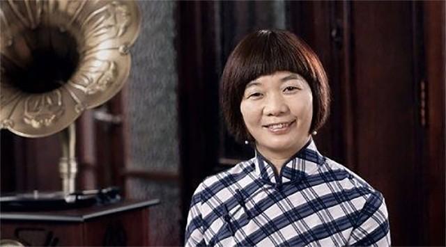 马秀慧：20岁为爱私奔，怀孕催债被羞辱，靠卖灯具起家后赚190亿