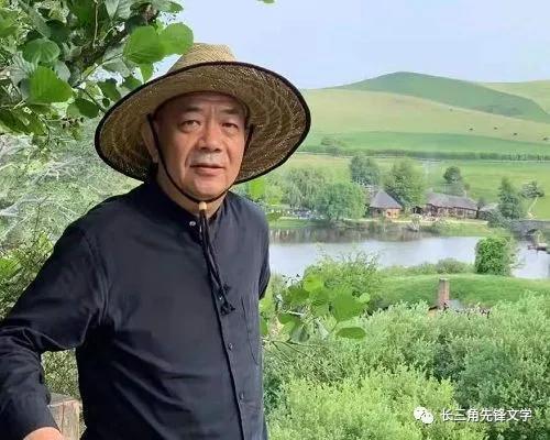 社会阅历丰，文墨趣味浓。散文人性描，歌词最动听