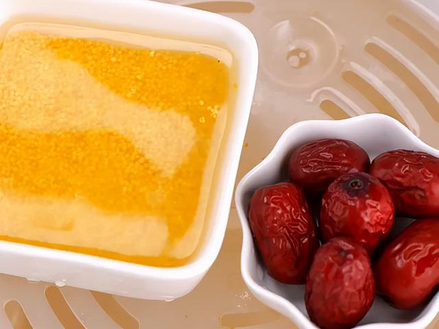 超简单的味道绝绝子小米红枣糕，最适合现在吃啦