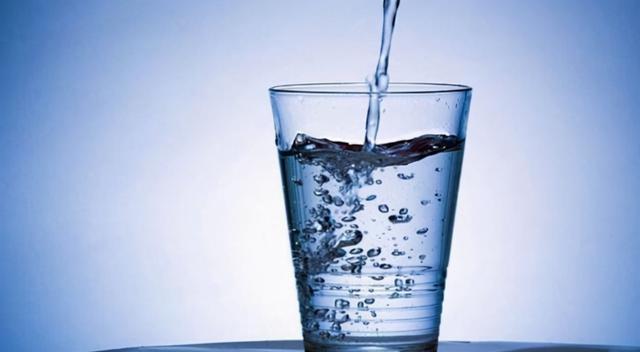 喝水时，一半热水兑一半冷水，对身体有何危害？越早知道越好