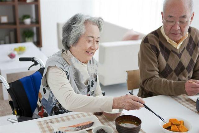 老人吃晚餐的时候不能乱吃？这4点要注意，老年人要记牢
