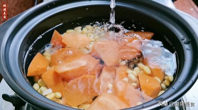 孕期准妈妈常喝这道鲫鱼汤，汤鲜味美，营养丰富，四季皆宜