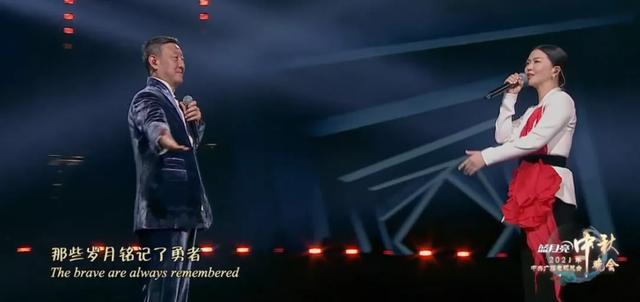 中秋晚会：周深背影好绝，撒贝宁唱歌憋笑，刘诗诗对不起这身衣服