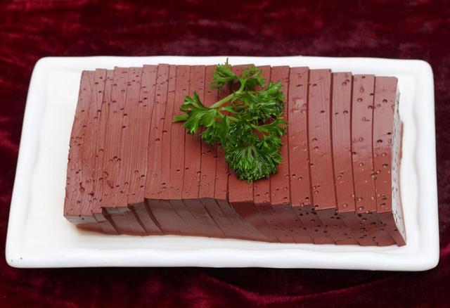 吃完猪血拉黑便，是身体在排毒？吃猪血是好是坏？听听医生怎么说