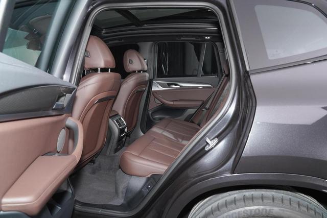 宝马又发力了，30天大卖10390辆，全系2.0T+8AT，带你看宝马X3