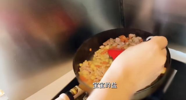 谢娜分享给宝宝做饭的过程，网友：对比之下，感觉自家娃野蛮生长