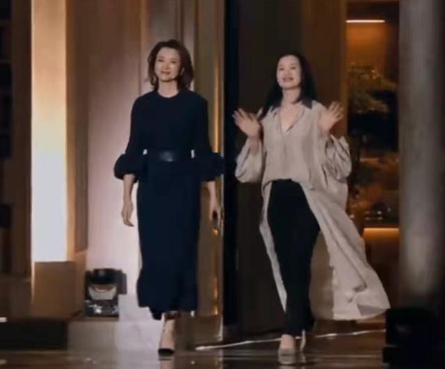 董卿咏梅世纪同框！咏梅混穿衬衫裙笑容温柔，走董卿身边气场不输